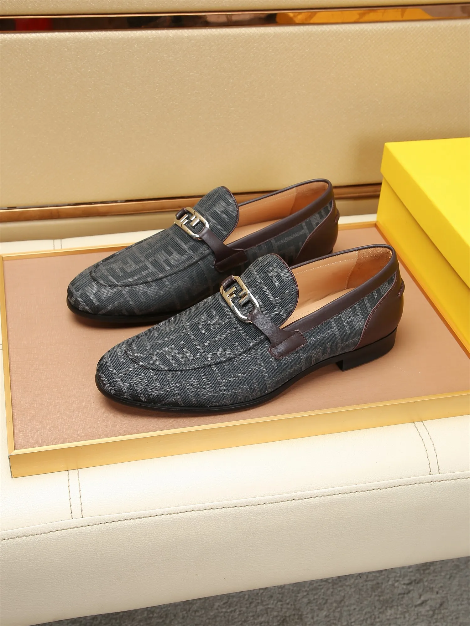 Men's shoes💰460 🕷🕷【FENDI】The latest men's formal leather shoes🇨🇳Classic series not to be missed💯The first layer is made of imported first-layer cowhide☘Original quality, the leather is smooth and delicate🎋Awesome version, perfect streamlined outline🍇Cowhide lining, size 38-44 (customized at 45.46)...